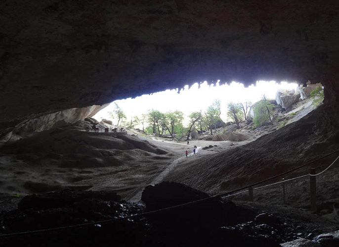 米拉洞巨穴